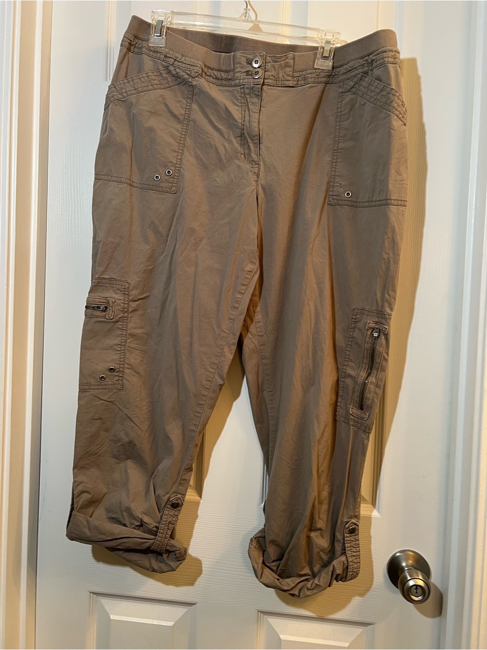 🦋 Chico's Tan Crop Cargo Capris size 3  size xlarge